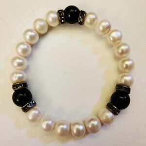 Genuine pearl and onyx bracelet